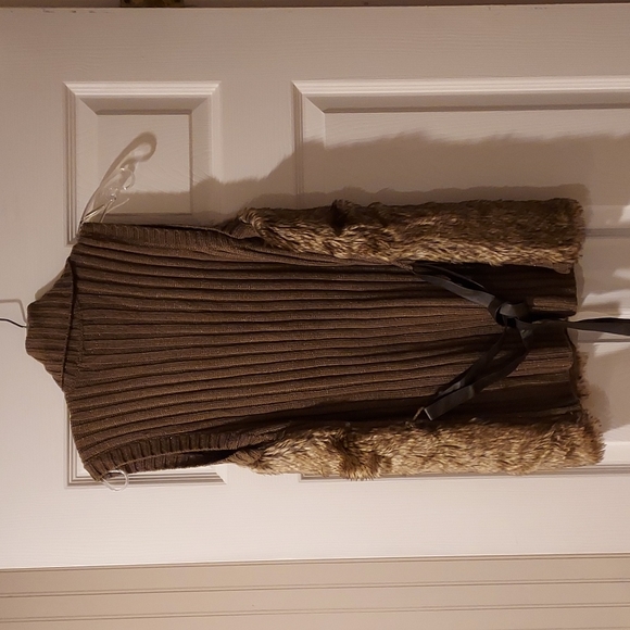 NWOT Women's 89th &Madison Faux Fur Sweater Vest W/Belt  Size M - Picture 3 of 10